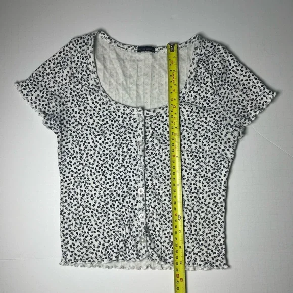 Brandy Melville White Navy Floral Print Ribbed Button Up Crop Top Short Sleeve - Picture 4 of 6